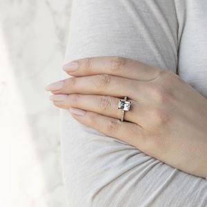 Anillo de compromiso de corte radiante para mujer - Product Image 4