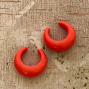 Nouvelles boucles d'oreilles créoles épaisses en acrylique rouge, faites à la main, au design fantaisie et tendance, bijoux élégants et unisexes, cadeaux de mariage pour femme - Product Image 2