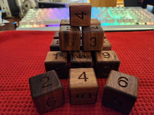 ชุดลูกเต๋าไม้ธรรมชาติทำมือ 7 ชิ้น รูปทรงหลายเหลี่ยม เป็นมิตรกับสิ่งแวดล้อม สำหรับเกมกระดาน RPG ผจญภัย Tradebyd - Product Image 2