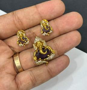 CZ Mat Finition Ganpati Pendentif Ensembles Pendentif Sans Chaîne Idéal Pour Les Occasions Festives Ensemble De Bijoux Spirituels Charme Avec Boucles D'oreilles - Product Image 4