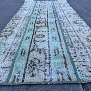 Alfombra Turca, Alfombra Vintage de 1.9x4.2 pies, Alfombra de Lana con Diseño de Plantas y Árboles Azules - Product Image 5