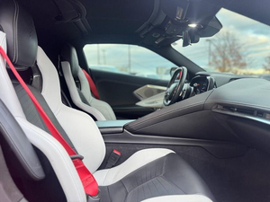 Corvette Stingray 2LT Coupé RWD Cabriolet Rouge Spécial 2023 avec Pack Mémoire, Démarrage à Distance, Jantes en Alliage et Intérieur Cuir - Product Image 6