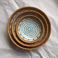 Basquete redondo tecido de bambu, cesta rattan w pendurada decoração com superfície de cerâmica com vários padrões tamanho 19cm, 16cm e 13cm feita à mão no vietnã