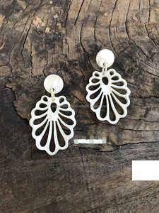 Pendientes de gancho de cuerno Huggie de circón chapado en oro de 18 quilates de moda WONDER OVERSEAS Unisex para festivales y compromiso hechos a mano en la India - Product Image 4