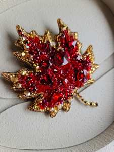 Broches con cuentas Broche de diseñador hecho a mano. Accesorios de alta calidad. Broche de diseño único. El mejor regalo para baby shower. - Product Image 5