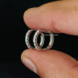 Boucles d'oreilles Huggie en or massif 14 carats avec diamant naturel. - Product Image 1