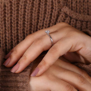 Bague carrée en diamant de laboratoire minimaliste pour femme avec réglage de coussin confortable pour les propositions ou les anniversaires - Product Image 5