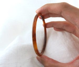 Bracelets en résine écologiques faits à la main élégants pour femmes Bracelets de mode traditionnels haut de gamme Bijoux tendance légers et durables - Product Image 2