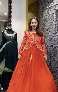 Conjunto de Vestido Anarkali de Georgette Premium Unity Luxure con Chaqueta Bordada, Dupatta de Tela Transparente, Cintura Natural, Transpirable, Ropa Festiva de Lujo - Product Image 3