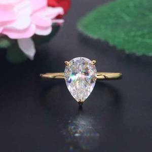 Anillo de Compromiso de Plata de Ley 925/Oro 14K/18K con Moissanita Corte Pera de 7x10mm, Dos Quilates, Joyería Fina con Piedras Preciosas de Prem Jewelry - Product Image 1