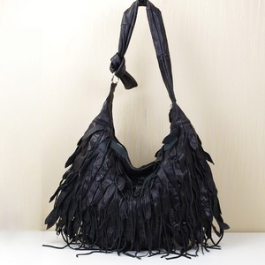 Bolso de Hombro Ando Bag de Cuero Negro con Flecos para Mujer, con Detalle de Hoja y Cierre de Cremallera - Product Image 3