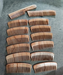 Peigne en bois de santal naturel avec logo personnalisé pour salon à domicile, peigne coiffant en bois avec manche en bois par f s international - Product Image 3