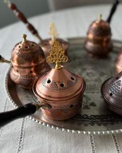 Brûle-encens décoratif en cuivre antique pour les intérieurs historiques, ajoutant une touche culturelle profonde et un parfum - Product Image 1