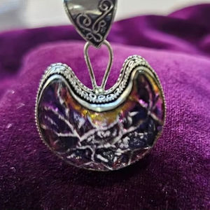 Pendentif artisanal bohème en forme de lune irisée violette, 20 % de réduction, cadeau du Nouvel An avec chaîne en bambou - Product Image 1