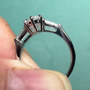 Anillo de compromiso tipo catedral con tres diamantes de laboratorio Marquise de 2.30 quilates, corte baguette cónico, con certificación IGI - Product Image 2