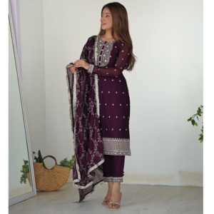 Costume Salwar Kameez pakistanais de qualité supérieure pour vêtements ethniques indiens pour mariage et fête au meilleur prix - Product Image 1