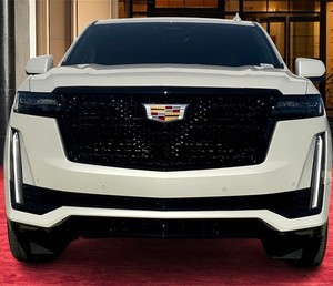 LIMPIO USADO 2024 C a d i l a c Escalade ESV Sport 4WD - Product Image 1