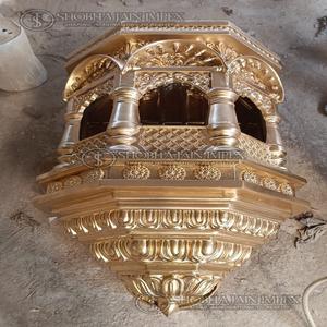Cadre de fenêtre en fibre dorée sculpté de manière simple et traditionnelle Rajwada avec un design professionnel pour la décoration de mariage - Product Image 1