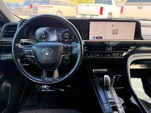 Toyota Crown XLE d'occasion à bas prix, modèle 2023, à vendre - Product Image 3