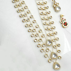 อินเดียแฟนซีแบบดั้งเดิม Motipearl & kundan สร้อยคอยาวสีทองมุกพร้อมชุดต่างหูที่เข้ากันกับผู้หญิงและเด็กผู้หญิง - Product Image 1