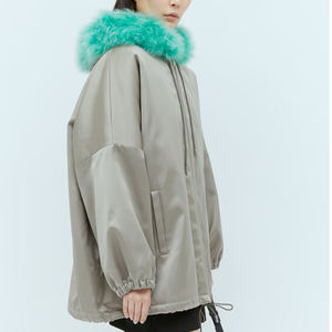 Chaqueta de satén ligera para mujer de tendencia superior con logotipo personalizado Fabricación profesional Diseño universitario transpirable para mujer - Product Image 3