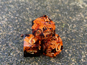 Dés polyédriques en résine de designer faits à la main, équilibrés, 7 pièces, durables, écologiques pour les jeux de rôle sur table, thème Dragons et Donjons - Product Image 5