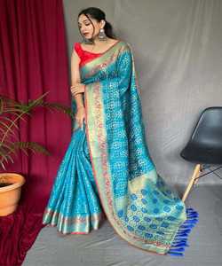 Saree de seda blanca con diseño estampado rojo para ropa de fiesta de boda elegante simple - Product Image 1