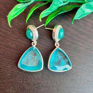 Pendientes colgantes de piedras preciosas azules de Paraiba hechos a mano, piedra acuática de corte triangular con ajuste plateado para mujer - Product Image 4
