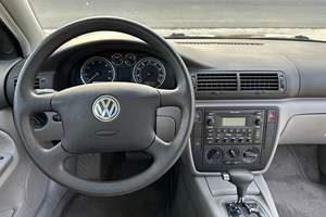 Volkswagen Passat GL 1.8T Break 2004 d'occasion en bon état, sans réserve, 23 300 miles, 1 propriétaire, turbo 4 cylindres, provenance Californie - Product Image 4