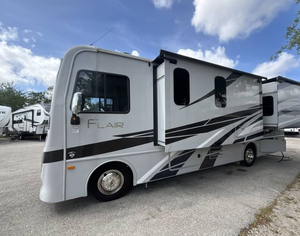 Autocaravana Usada en Excelentes Condiciones, Modelo 2024, Fleetwood Flair 28A, Lista para Entrega - Product Image 1