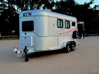 Remorque pour chevaux ICON, capacité 3 chevaux, chargement en angle, en aluminium, avec double essieu et porte latérale, garantie 12 mois, disponible immédiatement.