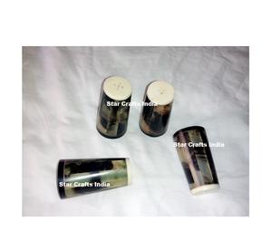 Juego de Salero y Pimentero de Cuerno, Accesorios de Cocina, Frascos de Especias de Cuerno con Soporte para el Hogar, Hecho en India - Product Image 1