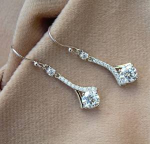 Boucles d'oreilles en argent Moissanite ronde délicate de créateur Bijoux élégants en pierres précieuses - Product Image 2