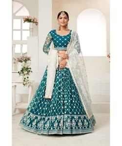 Festival de bodas nupciales Wear LehengaCholi para mujeres en rojo con trabajo de perlas y bordado - Product Image 1