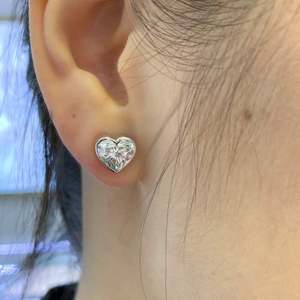 Boucles d'oreilles en diamant cultivé en laboratoire, forme cœur, 3.00 carats, couleur D-E-F, clarté VVS-VS - Product Image 2