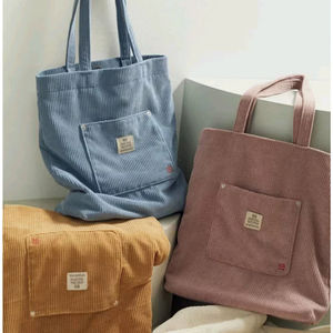 Collection de sacs fourre-tout en velours côtelé avec poche frontale en tissu velours côtelé texturé uni en bleu, marron, rose, crème, sac à main - Product Image 1