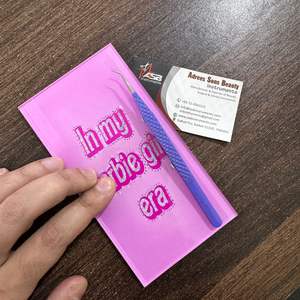 Plateau à cils en acrylique personnalisable avec logo imprimé sur mesure, transparent, avec pince à épiler - Product Image 6