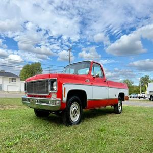 Chevy GMC Sierra C10 1500 de 1976 con carrocería cuadrada/Camioneta 4x4 Clásica Americana Importada de 1988 - Product Image 1