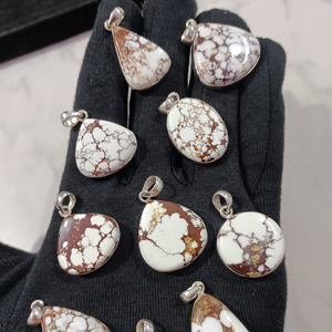 Collar con Colgante de Plata de Ley 925 con Turquesa y Múltiples Piedras de Alta Calidad, Diseño Caballo Salvaje - Product Image 3