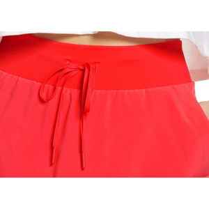 กระโปรงกางเกง Zella Taylor Performance สำหรับผู้หญิง ลายดอกชบาสีแดง ไซส์ใหญ่ ผลิตจากผ้าสแปนเด็กซ์คอตตอน ตกแต่งด้วยโลโก้ - Product Image 2