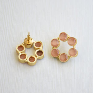 ต่างหูทองเหลืองแบบขายส่ง ดีไซน์หินธรรมชาติ ผิวทองเหลืองด้าน ปลอดภัยต่อผิวแพ้ง่าย ส่งออกจำนวนมาก - Product Image 2