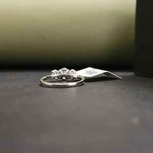 แหวนหมั้นเพชรโมอิสซาไนต์ทรงรีสวยหรู 3 เม็ด ประดับด้วยทอง 14K ชุบบนสแตนเลส ได้รับการรับรองจาก IGI - Product Image 5