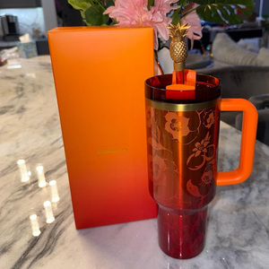 Vaso térmico de 40 oz con logotipo personalizado de <span class=keywords><strong>Karol</strong></span> <span class=keywords><strong>G</strong></span>, diseño de flores de hibisco grabadas con purpurina dorada en degradado, y pajita metálica con diseño de piña. - Product Image 2