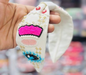 ที่คาดผมทำมือสีเหลืองมัสตาร์ด ขนาด 14 ซม. สำหรับทุกเพศ  ปักลายดอกไม้ 3 มิติ ประดับลูกปัดและเลื่อม  แบบปรับแต่งได้ตามต้องการ - Product Image 2