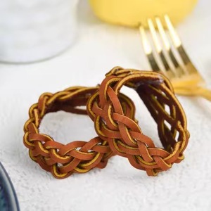 Ronds de serviette en bois ronds avec des motifs faits à la main pour le réglage de la table à manger - Product Image 5