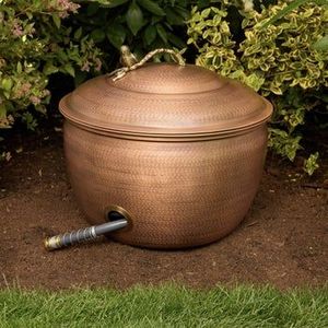 Soportes de metal resistentes para mangueras de jardín, diseñados para mangueras gruesas, que ofrecen opciones de almacenamiento en exteriores sin desorden. - Product Image 1