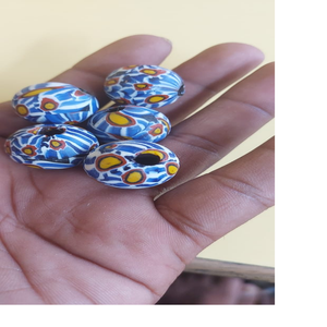 Perles de verre Millefiori bicolores de tailles assorties perles de fleur bleue pour les créateurs de bijoux africains et la revente 4mm - Product Image 1