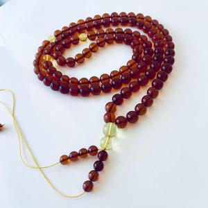ลูกประคำสีชาธรรมชาติอำพัน 108 เม็ด ทำด้วยมือในโปแลนด์; เครื่องประดับทางศาสนาสำหรับผู้ชาย ผู้หญิง และทุกเพศ - Product Image 1