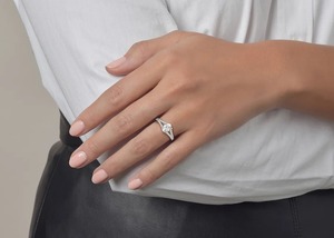 Bague de fiançailles en or blanc de haute qualité avec diamant taille princesse et pavé certifié IGI disponible à la vente chez les bijoutiers - Product Image 2