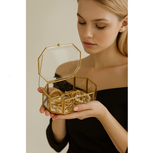 กล่องเครื่องประดับแก้วหกเหลี่ยมทำจากทองใช้แสดงสมบัติของคุณอย่างหรูหราในแบบไร้กาลเวลา - Product Image 3